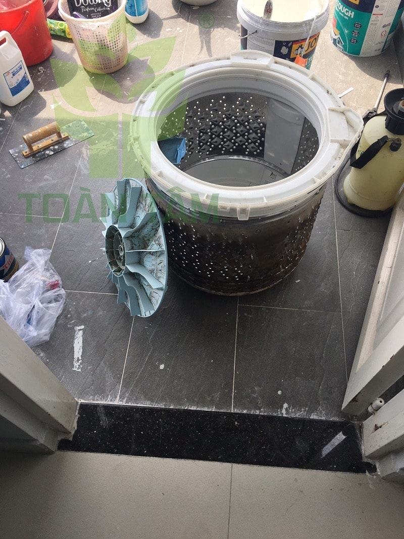 Không nên tự tháo lồng giặt nếu chưa biết cách